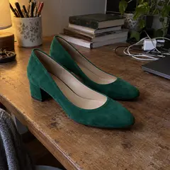 emerald suede low-heel pumps, as photographed